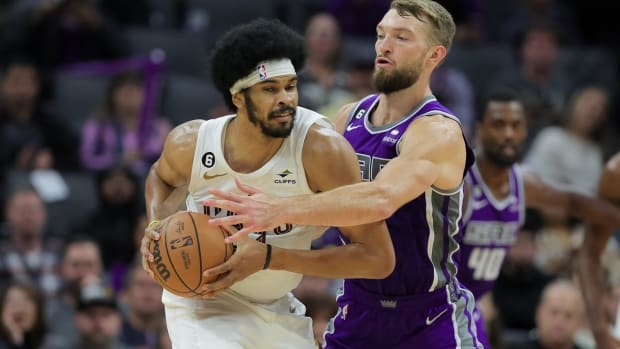 Nov 9, 2022; Sacramento, California, USA; Cleveland Cavaliers center Jarrett Allen (31) is guarded by Sacramento Kings forward Domantas Sabonis (10) during the fourth quarter at Golden 1 Center. Mandatory Credit: Sergio Estrada-USA TODAY Sports